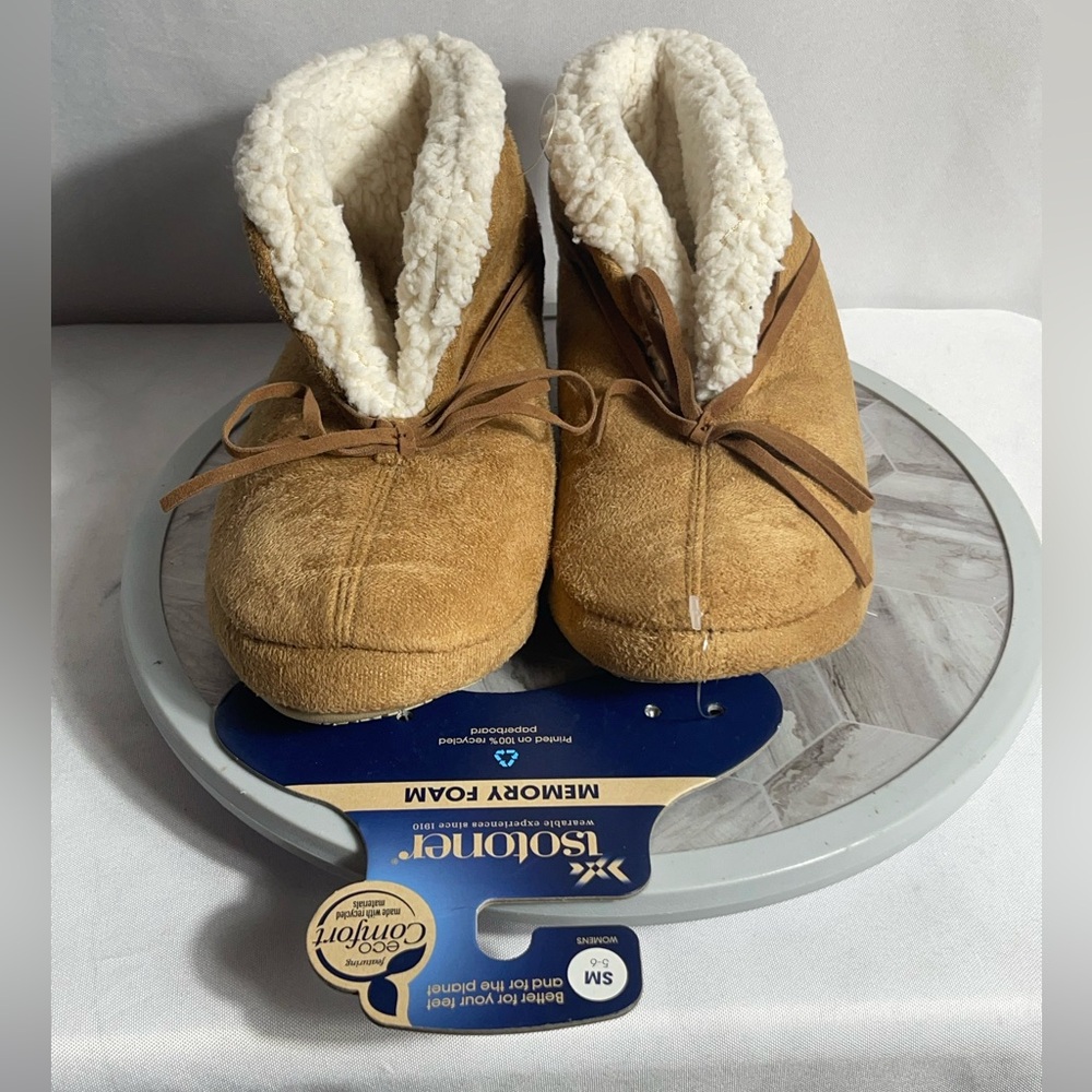 Isotoner Women’s Slippers Memory Foam Eco Comfort Buckskin Small 5-6 Tan Cozy